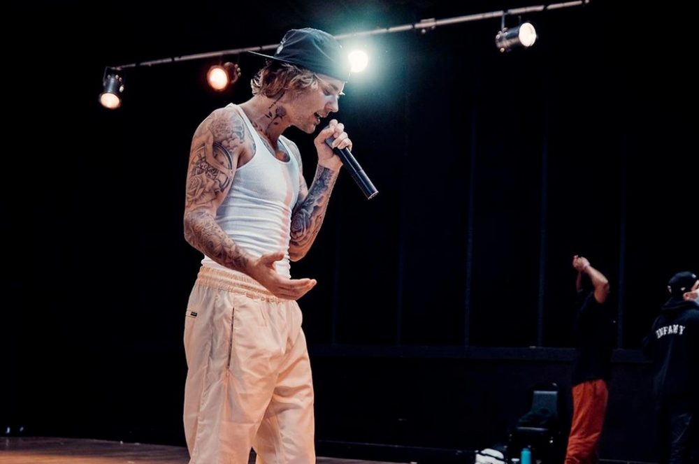 Justin Bieber Makes A Boo-Boo! Forgets Lyrics During NYE Concert Before Debuting New Song 'Anyone'