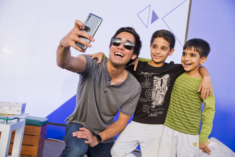 ZACH KING WORKS HIS MAGIC ON FANS AT THE NSTI'S FAMILY FESTIVAL (1/5)