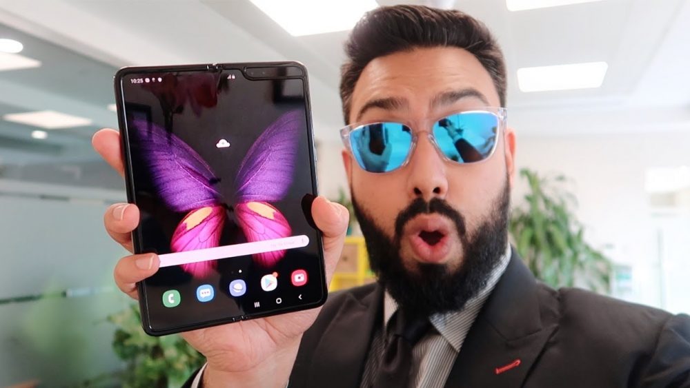 EMKWAN Reviews and Unboxes The New Samsung Galaxy Fold