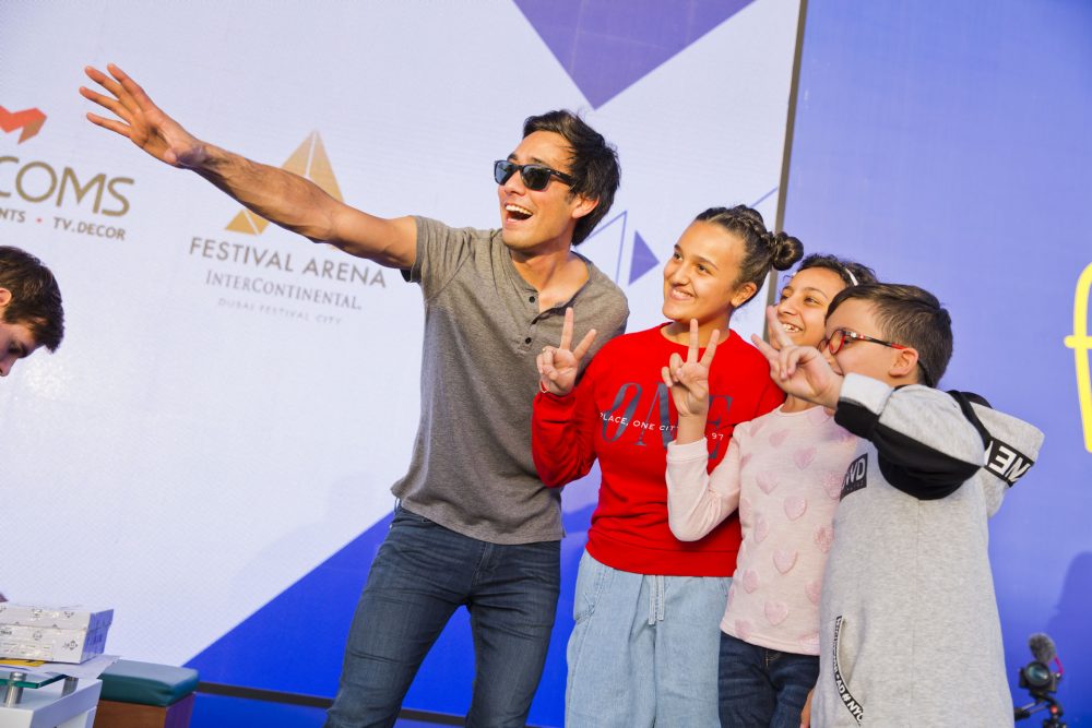 ZACH KING WORKS HIS MAGIC ON FANS AT THE NSTI'S FAMILY FESTIVAL (2/5)