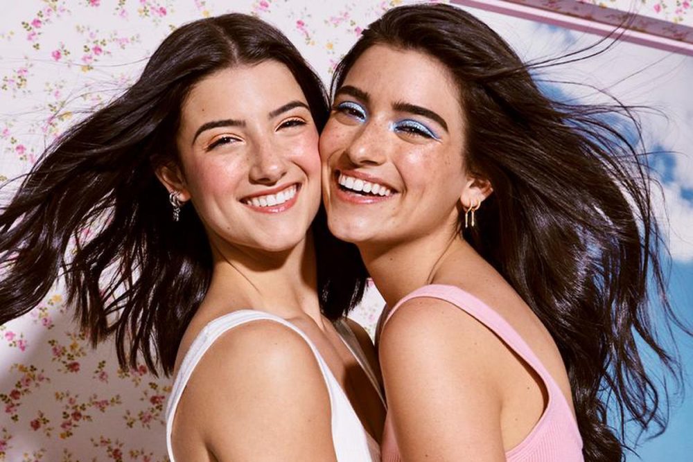 Popular TikTok sisters Charli and Dixie D’Amelio are launching their new podcast ‘2 Chix’