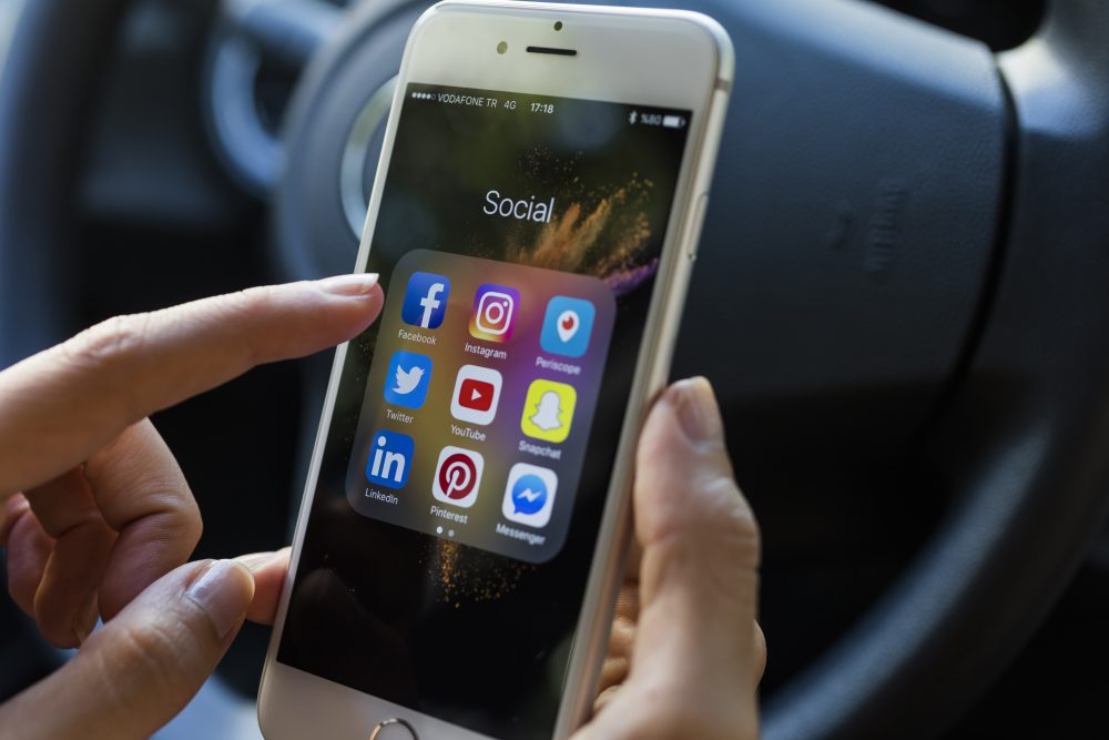 How To Manage Instagram, Facebook and Snapchat Stories