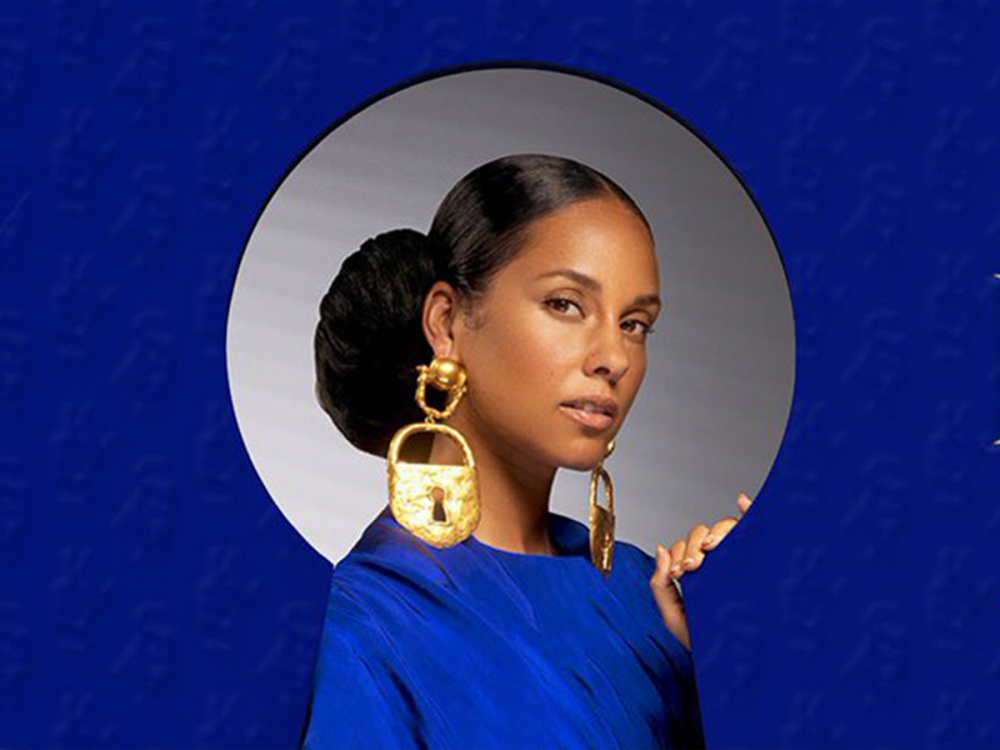 Alicia Keys preforming in Alula