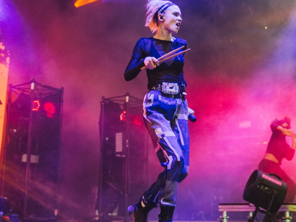 Elon Musk's Ex-Grimes Invests 50% Of Her Revenue Into Artists