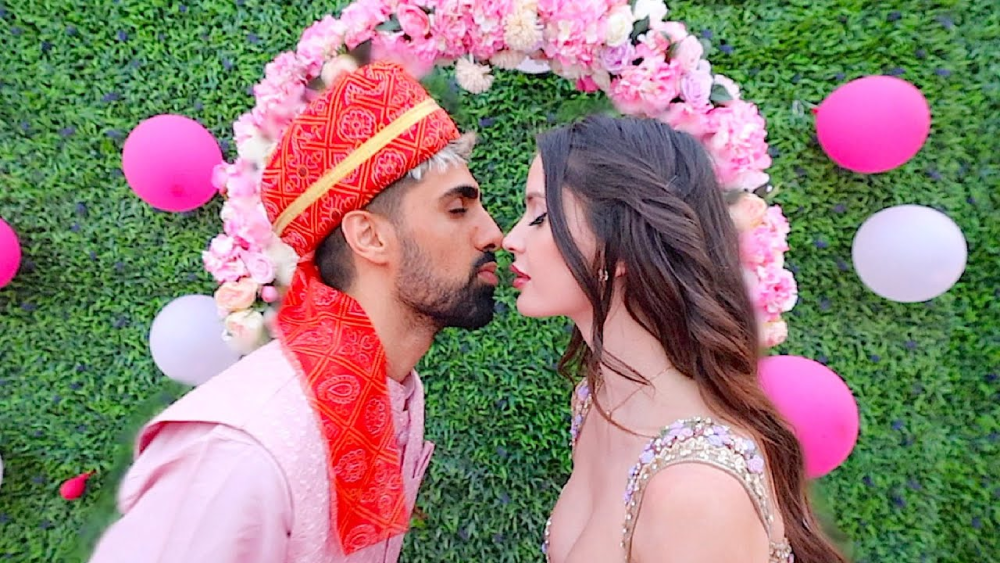 Mo Vlogs sings in Spanish with Natalia