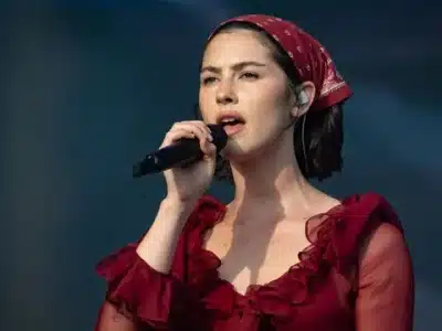 Gracie Abrams Going Viral for Surprising Crowd with Unreleased Song